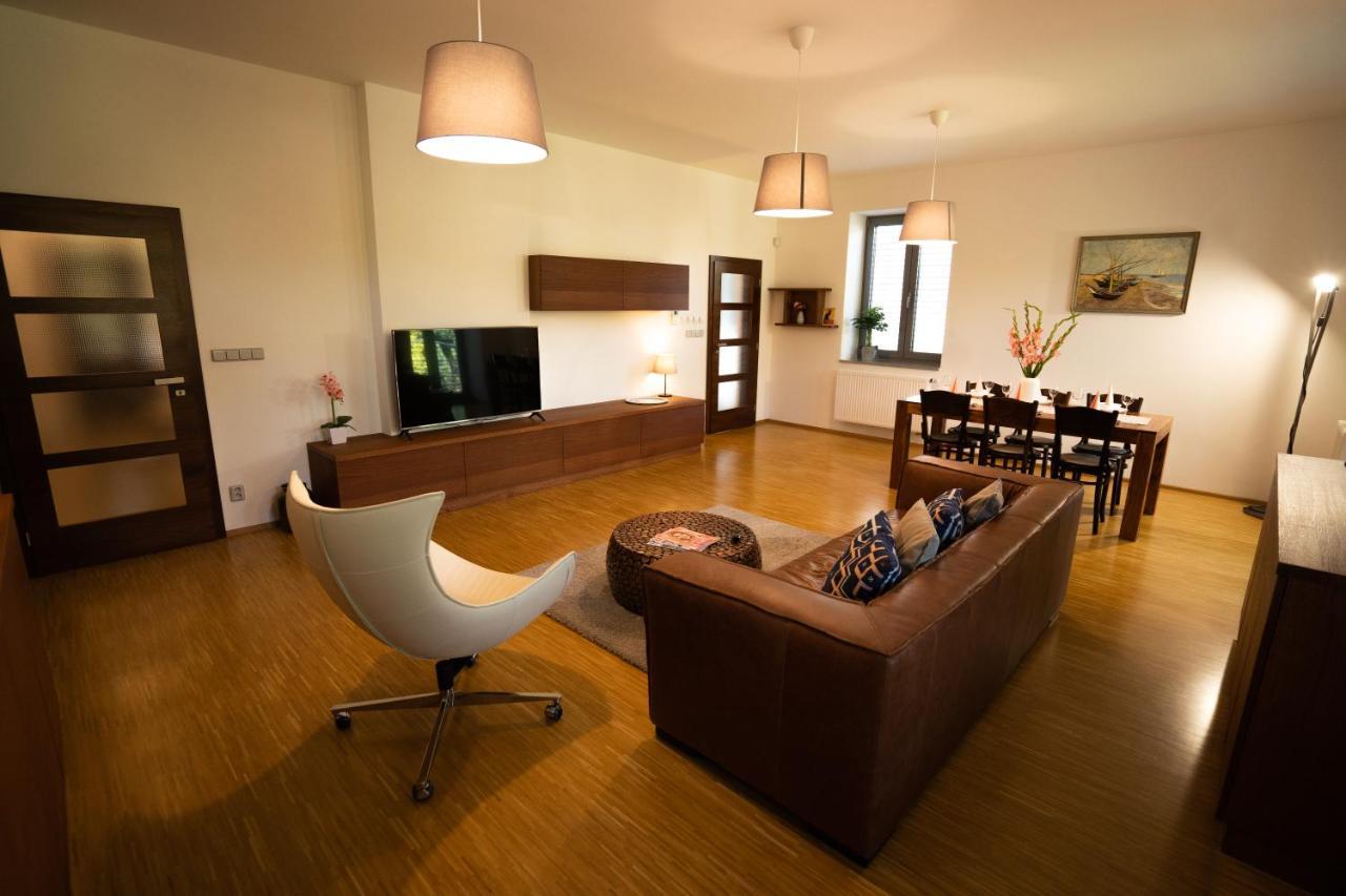 Black Field Apartment Brno Bagian luar foto