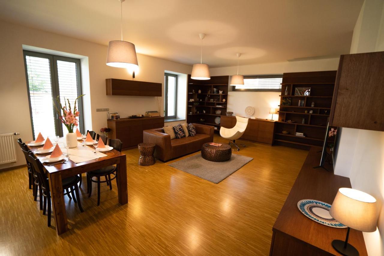 Black Field Apartment Brno Bagian luar foto