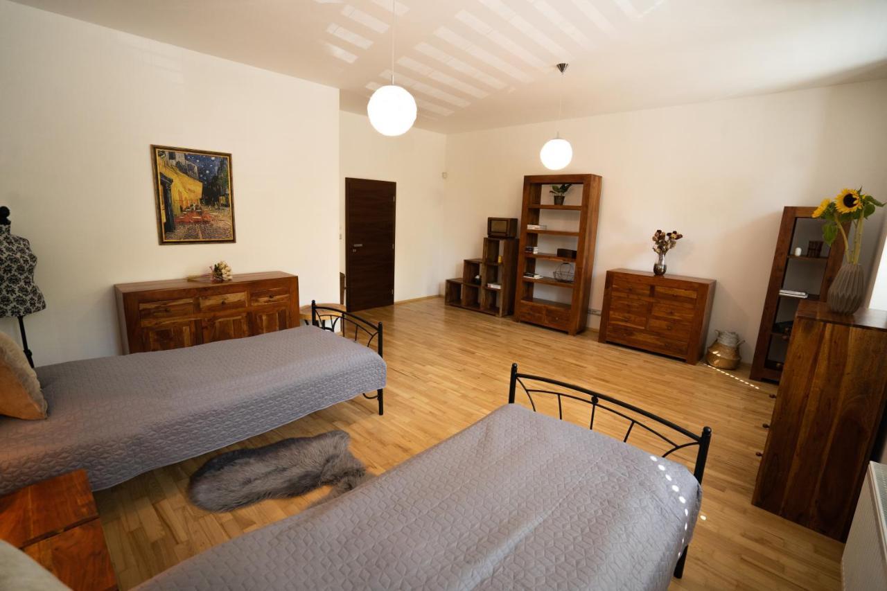 Black Field Apartment Brno Bagian luar foto