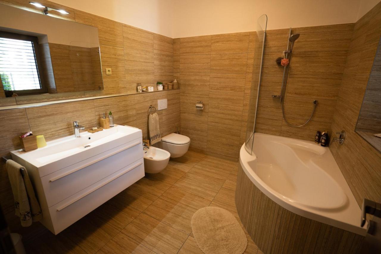 Black Field Apartment Brno Bagian luar foto
