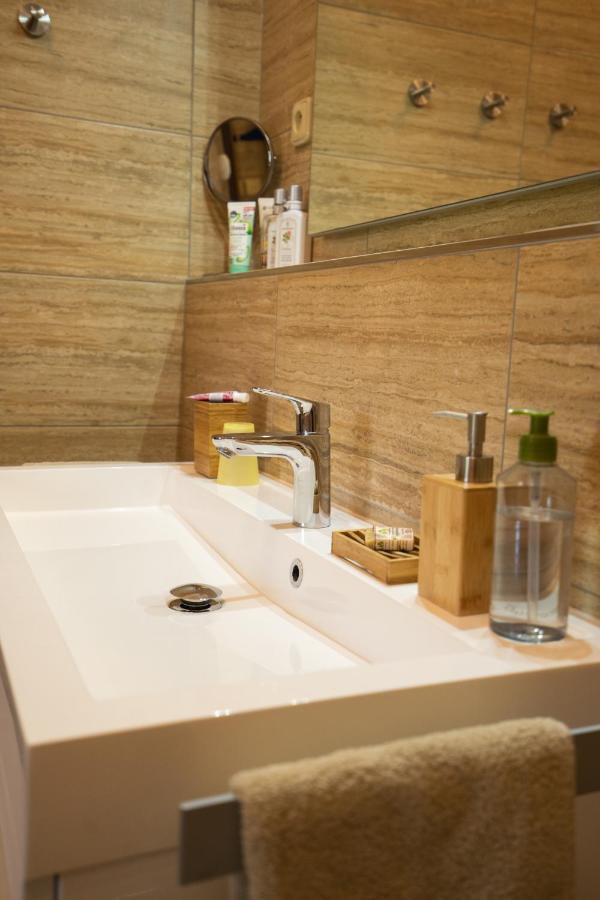 Black Field Apartment Brno Bagian luar foto
